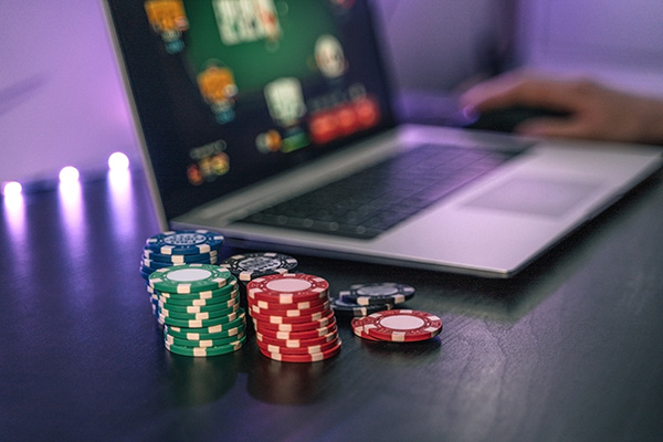 hombre jugando casino online